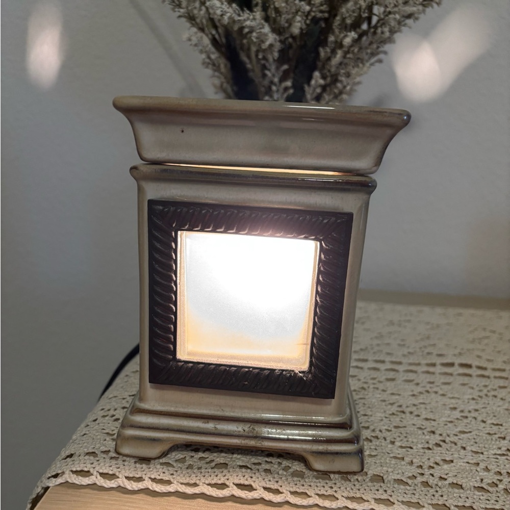 Scentsy Photo holder wax Warmer/light. Comes with a brand new bulb.